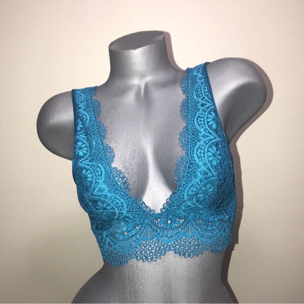 NWT Victorias Secret Unlined Crochet Lace Wireless Longline Bralette. Size Small
